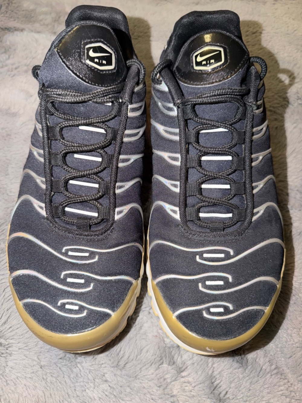 Preloved Nike women’s Black Sneakers with White Wave iridescent Accents size 8